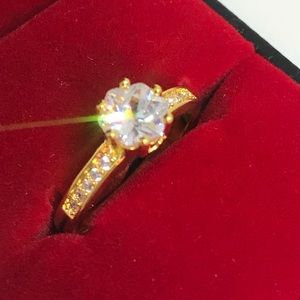New 18 k yellow gold engagement ring
